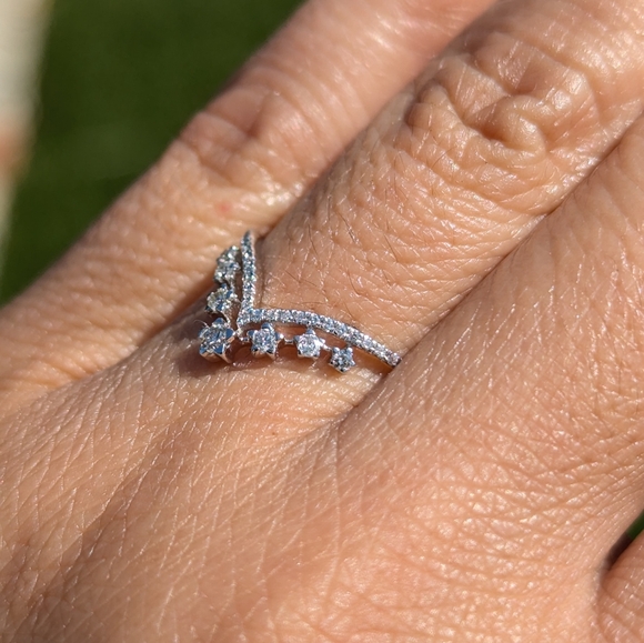 14K White Gold Diamond Crown V Shape Ring - Picture 6 of 8